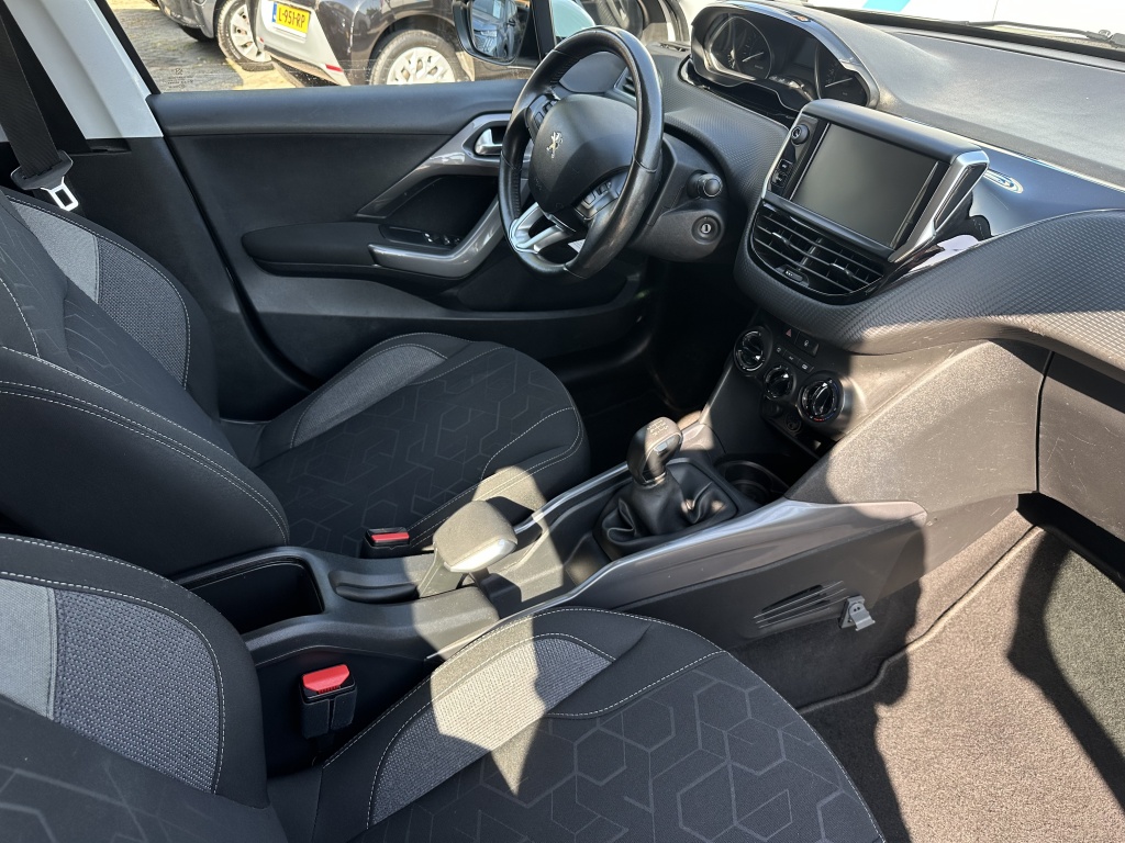 Peugeot 2008 Peugeot 2008 1.2 Active | Navi | CarPlay | Cruise Control |