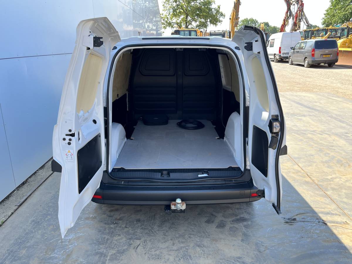 Mercedes-Benz eCitan Mercedes-Benz eCitan 112 51kWh L2 284 WLTP 98% (SOH) Camera MBUX Trekhaak 75kW Snelladen Apple Carplay Cruise Control