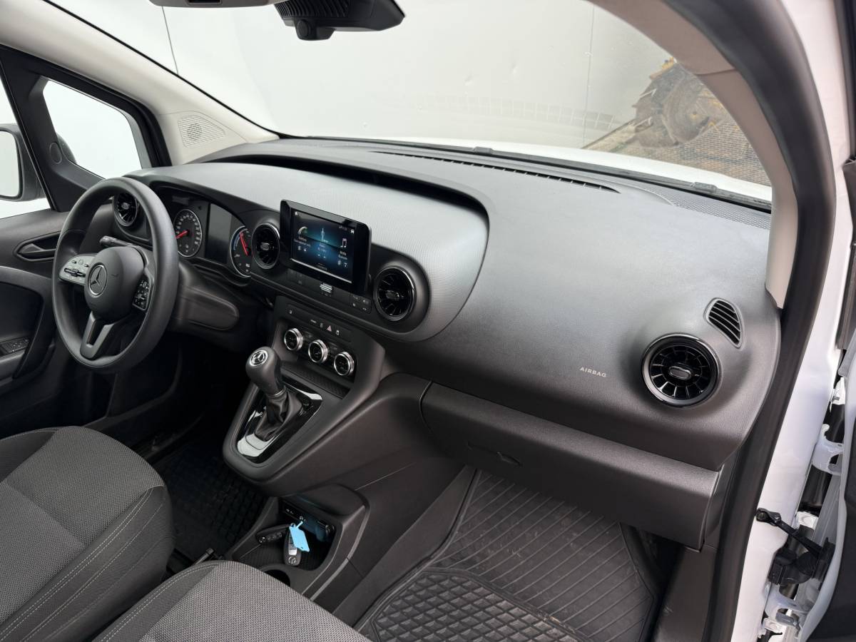 Mercedes-Benz eCitan Mercedes-Benz eCitan 112 51kWh L2 284 WLTP 98% (SOH) Camera MBUX Trekhaak 75kW Snelladen Apple Carplay Cruise Control