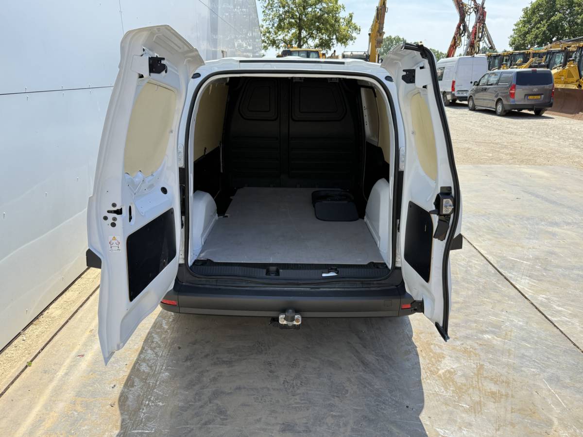 Mercedes-Benz eCitan Mercedes-Benz eCitan 112 51kWh L2 284 WLTP 98% (SOH) Camera MBUX Trekhaak 75kW Snelladen Apple Carplay Cruise Control