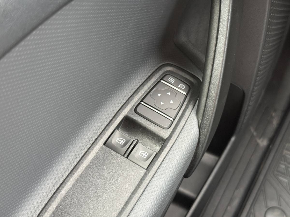 Mercedes-Benz eCitan Mercedes-Benz eCitan 112 51kWh L2 284 WLTP 98% (SOH) Camera MBUX Trekhaak 75kW Snelladen Apple Carplay Cruise Control