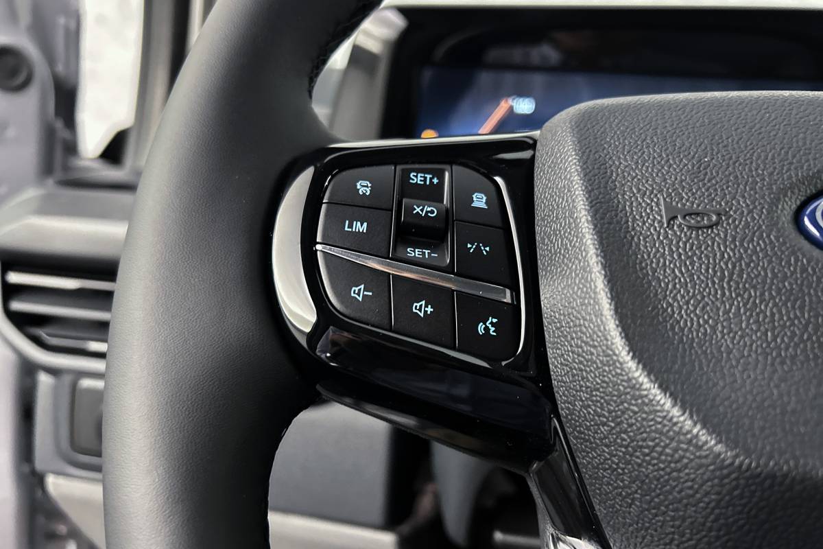 Ford  Ford E-Custom 340 L2 71KWh Sport | 2x schuifdeur | 3-zitplaatsen | Stoelverwarming