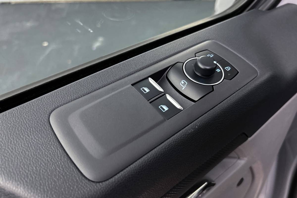 Ford  Ford E-Custom 340 L2 71KWh Sport | 2x schuifdeur | 3-zitplaatsen | Stoelverwarming