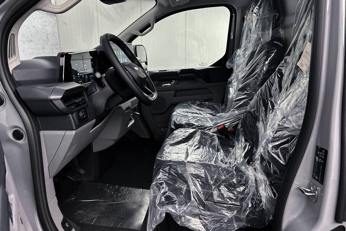 Ford  Ford E-Custom 340 L2 71KWh Sport | 2x schuifdeur | 3-zitplaatsen | Stoelverwarming