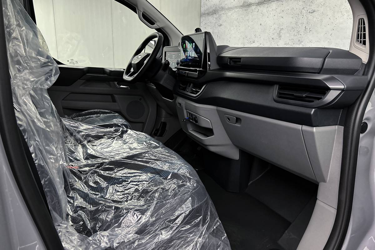 Ford  Ford E-Custom 340 L2 71KWh Sport | 2x schuifdeur | 3-zitplaatsen | Stoelverwarming