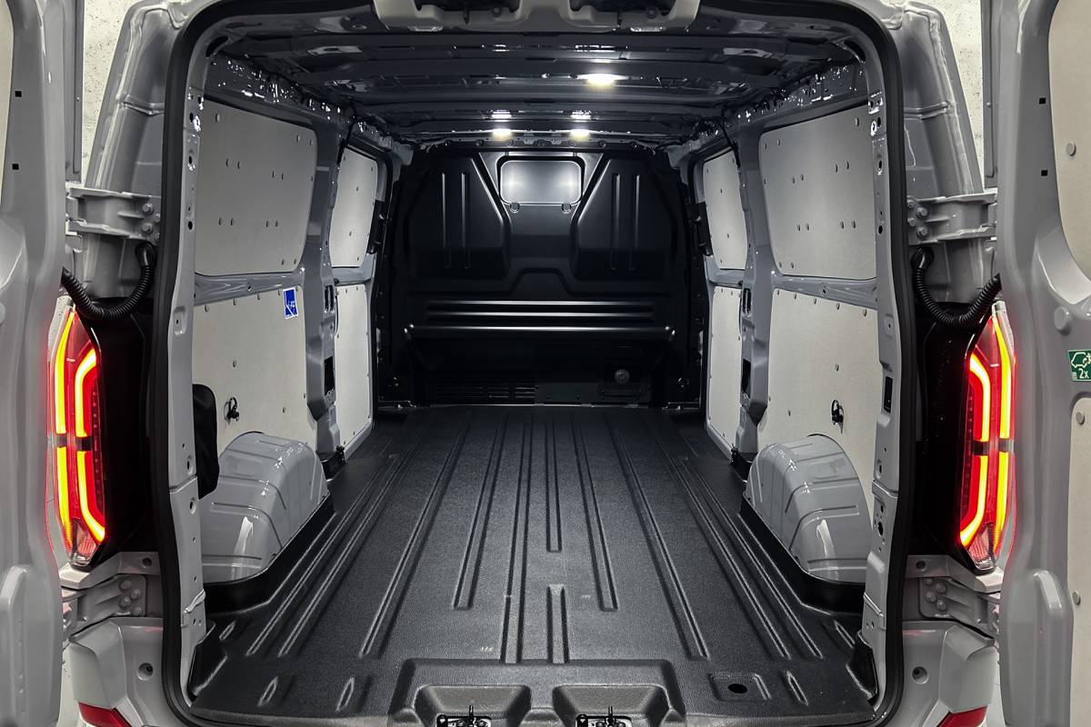 Ford  Ford E-Custom 340 L2 71KWh Sport | 2x schuifdeur | 3-zitplaatsen | Stoelverwarming