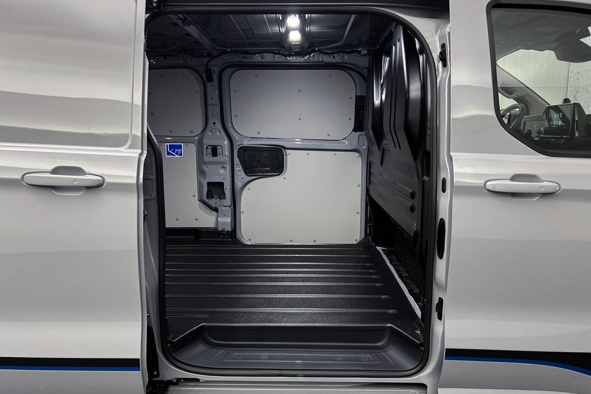 Ford  Ford E-Custom 340 L2 71KWh Sport | 2x schuifdeur | 3-zitplaatsen | Stoelverwarming