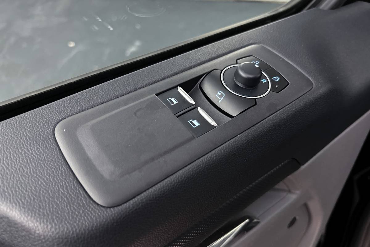 Ford  Ford E-Custom 340 L2 71KWh Sport | 2x schuifdeur | 3-zitplaatsen | Stoelverwarming