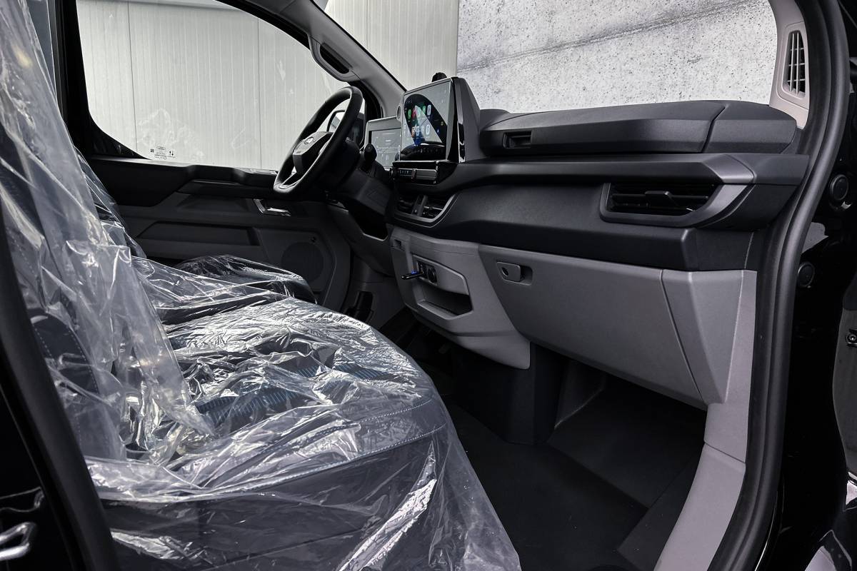 Ford  Ford E-Custom 340 L2 71KWh Sport | 2x schuifdeur | 3-zitplaatsen | Stoelverwarming
