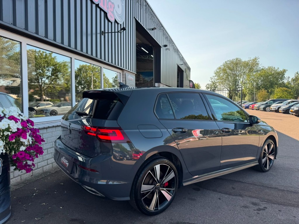 Volkswagen Golf Volkswagen Golf 1.4 GTE SOH 97% IQ-light Mistlampen Blindspot Sfeerverlichting Stoelverwarming Carplay Erg netjes!