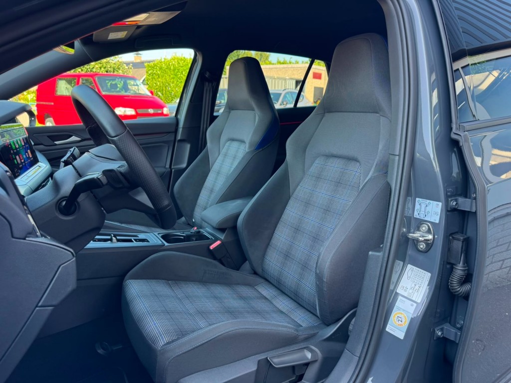 Volkswagen Golf Volkswagen Golf 1.4 GTE SOH 97% IQ-light Mistlampen Blindspot Sfeerverlichting Stoelverwarming Carplay Erg netjes!