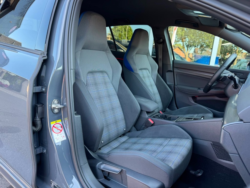 Volkswagen Golf Volkswagen Golf 1.4 GTE SOH 97% IQ-light Mistlampen Blindspot Sfeerverlichting Stoelverwarming Carplay Erg netjes!