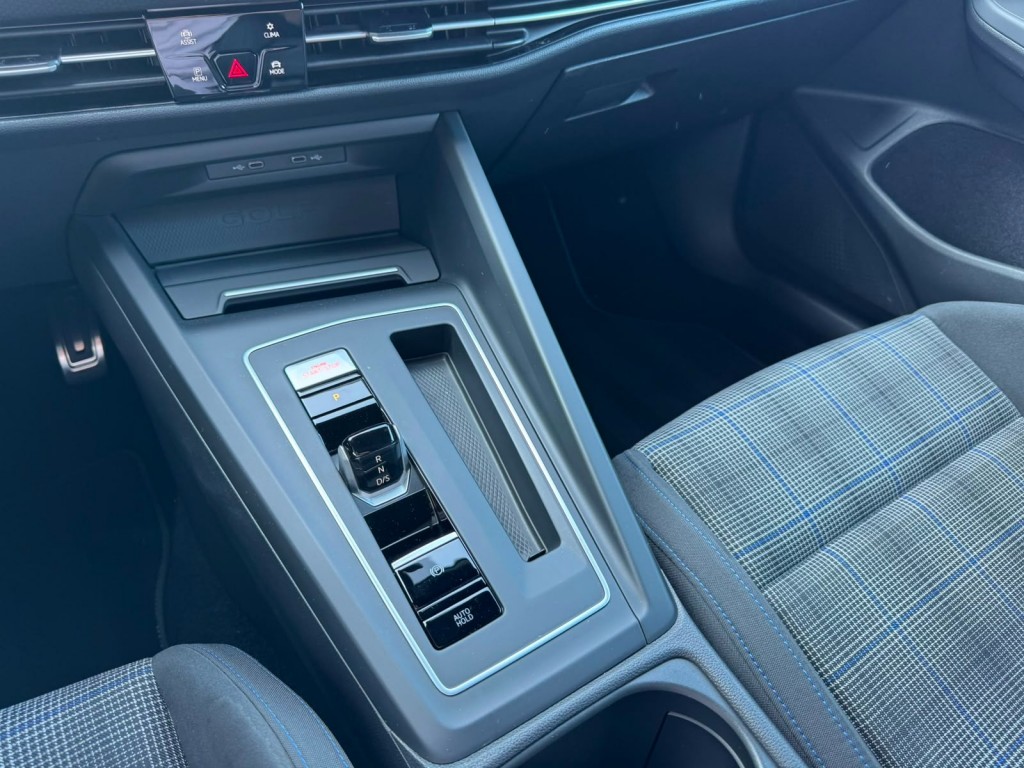 Volkswagen Golf Volkswagen Golf 1.4 GTE SOH 97% IQ-light Mistlampen Blindspot Sfeerverlichting Stoelverwarming Carplay Erg netjes!