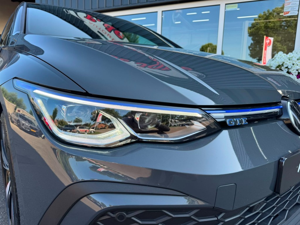Volkswagen Golf Volkswagen Golf 1.4 GTE SOH 97% IQ-light Mistlampen Blindspot Sfeerverlichting Stoelverwarming Carplay Erg netjes!