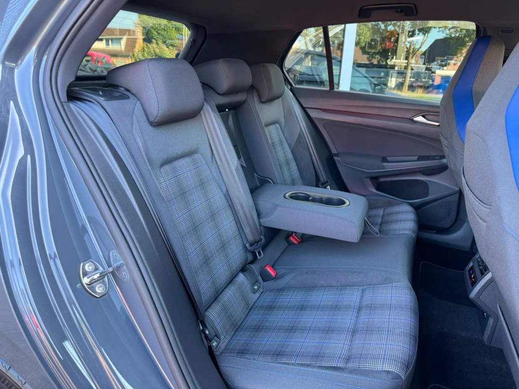 Volkswagen Golf Volkswagen Golf 1.4 GTE SOH 97% IQ-light Mistlampen Blindspot Sfeerverlichting Stoelverwarming Carplay Erg netjes!