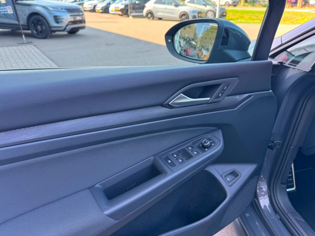 Volkswagen Golf Volkswagen Golf 1.4 GTE SOH 97% IQ-light Mistlampen Blindspot Sfeerverlichting Stoelverwarming Carplay Erg netjes!