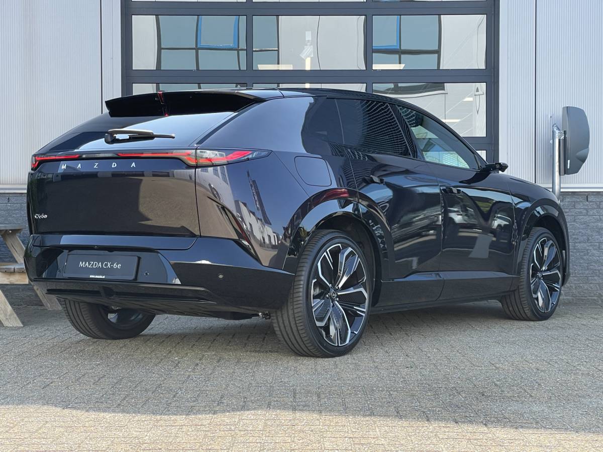 Mazda CX-6e Mazda CX-6e Takumi Plus 78 kWh | DIGITALE SPIEGELS | PANO DAK | STOEL + STUURVERWARMING | GRATIS TREKHAAK! T.W.V. € 1695,-