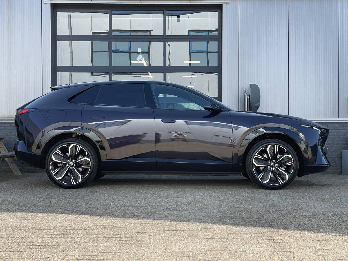 Mazda CX-6e Mazda CX-6e Takumi Plus 78 kWh | DIGITALE SPIEGELS | PANO DAK | STOEL + STUURVERWARMING | GRATIS TREKHAAK! T.W.V. € 1695,-