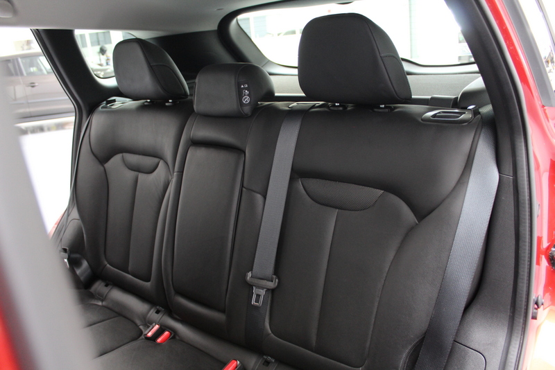 Renault Kadjar Renault Kadjar 1.2 TCe Intens 131PK, RIJKLAAR | LEER | STOELVERWARMING | NAVIGATIE | CLIMATE CONTROLE | TREKHAAK