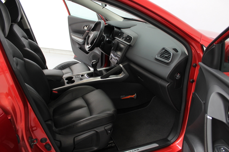 Renault Kadjar Renault Kadjar 1.2 TCe Intens 131PK, RIJKLAAR | LEER | STOELVERWARMING | NAVIGATIE | CLIMATE CONTROLE | TREKHAAK