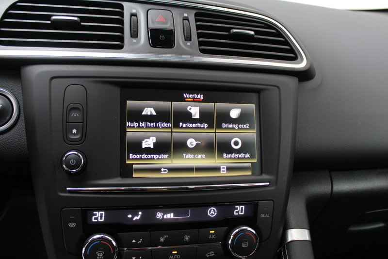 Renault Kadjar Renault Kadjar 1.2 TCe Intens 131PK, RIJKLAAR | LEER | STOELVERWARMING | NAVIGATIE | CLIMATE CONTROLE | TREKHAAK