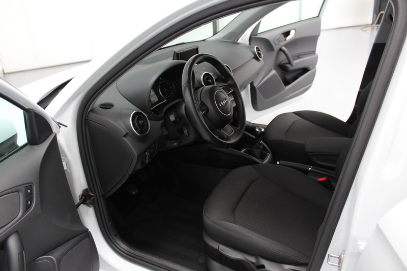 Audi A1 Sportback Audi A1 Sportback 1.0 TFSI Sport 96PK, RIJKLAAR | AIRCO | CRUISE CONTROLE | NAVIGATIE | PARKEERSENSOREN | BLUETOOTH