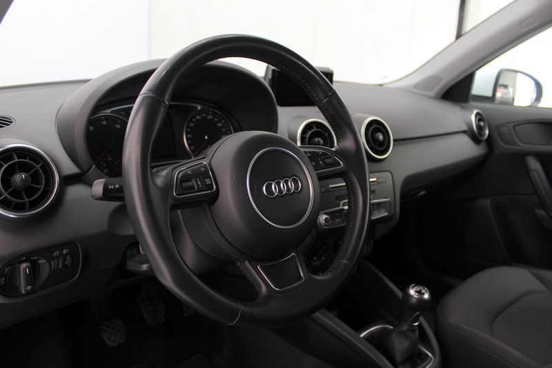 Audi A1 Sportback Audi A1 Sportback 1.0 TFSI Sport 96PK, RIJKLAAR | AIRCO | CRUISE CONTROLE | NAVIGATIE | PARKEERSENSOREN | BLUETOOTH