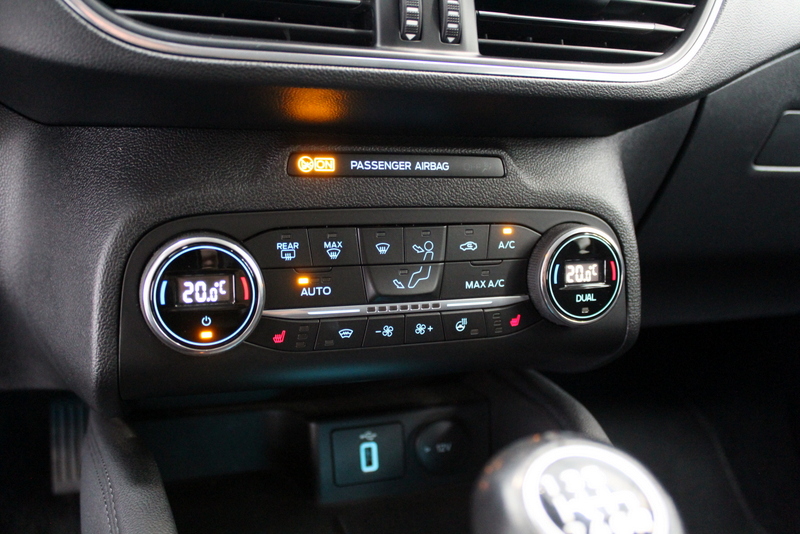 Ford Focus Ford Focus Wagon 1.0 EcoBoost Titanium Business 126PK, RIJKLAAR | STUUR/STOEL/RUITVERWARMING | NAVIGATIE | CRUISE CONTROLE