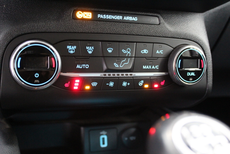 Ford Focus Ford Focus Wagon 1.0 EcoBoost Titanium Business 126PK, RIJKLAAR | STUUR/STOEL/RUITVERWARMING | NAVIGATIE | CRUISE CONTROLE
