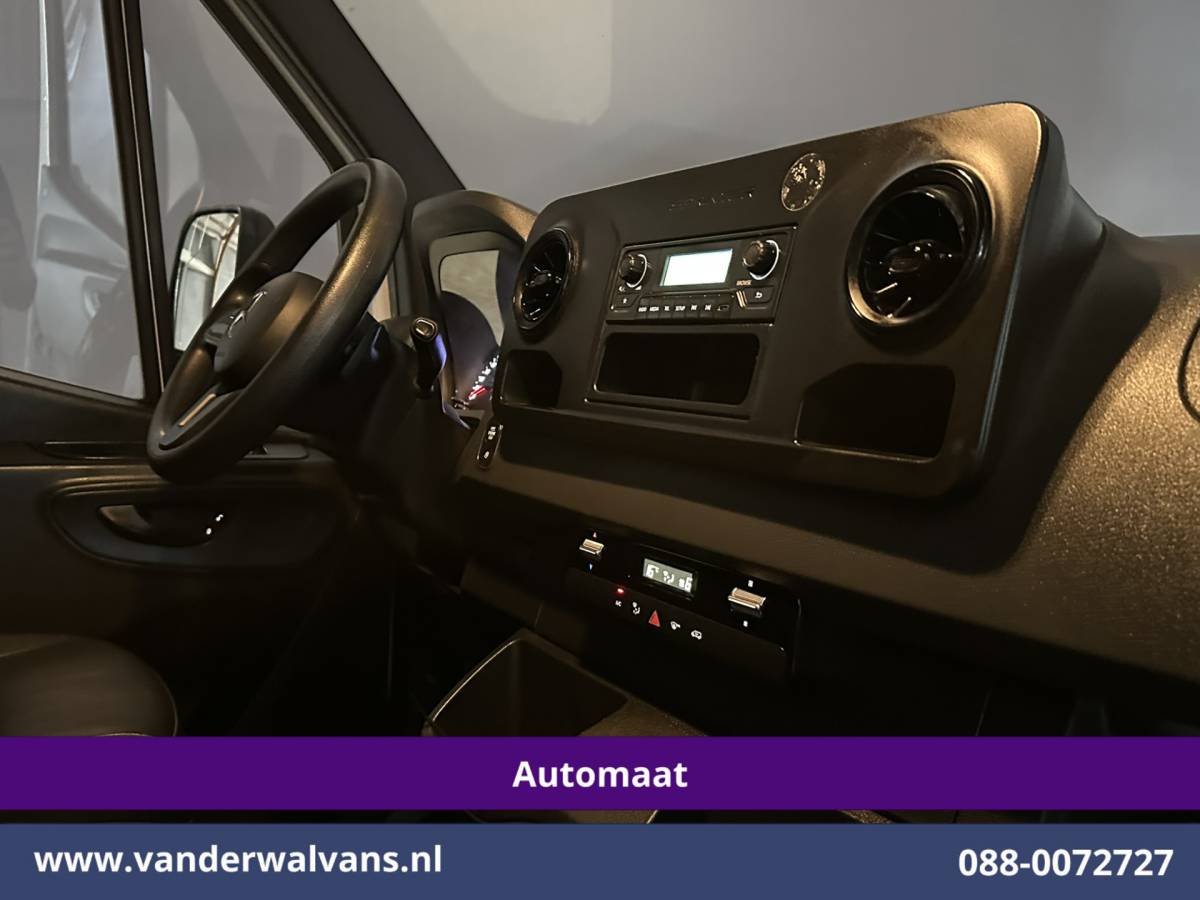 Mercedes-Benz Sprinter Mercedes-Benz Sprinter 317 CDI 170pk 9G-Tronic Automaat Bakwagen Laadklep 21m3 KUUB Zijdeur Euro6 Airco | Lat om Lat betimmering | Leder Bijrijdersbank