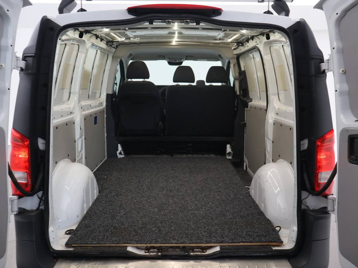 Mercedes-Benz Vito Mercedes-Benz Vito 111 CDI + 19 INCH LMV | TREKHAAK | AIRCO | 3-ZITS | ACHTERDEUREN