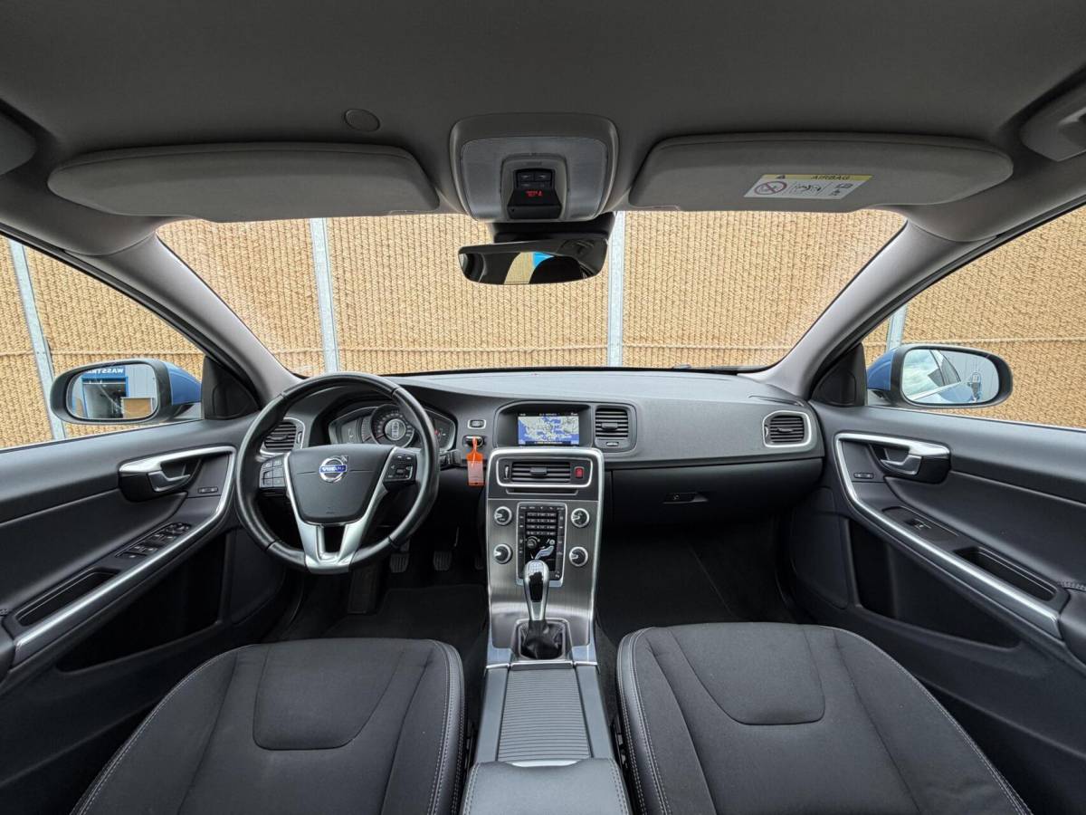 Volvo S60 Volvo S60 2.0 T4 Momentum 190pk | Navigatiesysteem | Climate & cruise control | Trekhaak & 1800KG trekgewicht | Parkeersensoren achter | Parkeersensoren achter | Lichtmetalen velgen