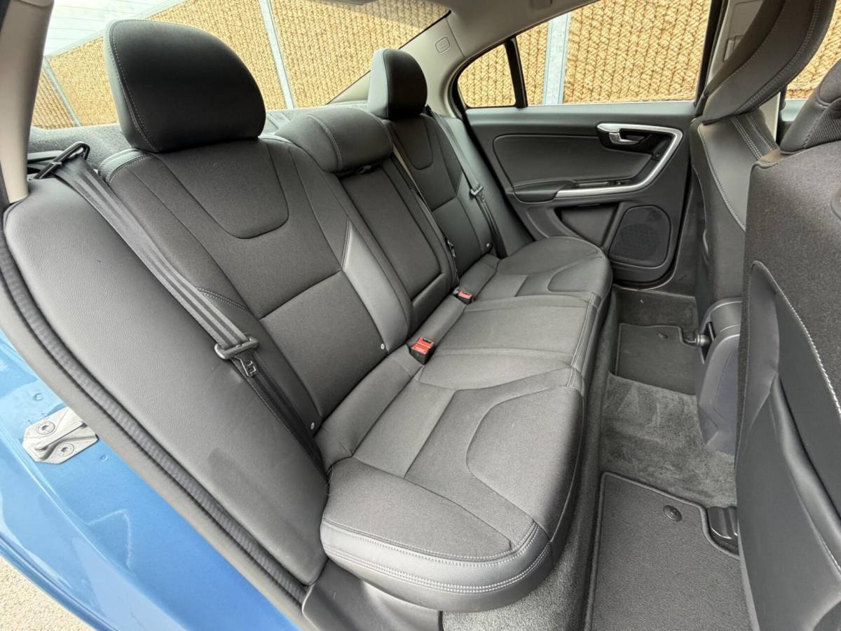 Volvo S60 Volvo S60 2.0 T4 Momentum 190pk | Navigatiesysteem | Climate & cruise control | Trekhaak & 1800KG trekgewicht | Parkeersensoren achter | Parkeersensoren achter | Lichtmetalen velgen