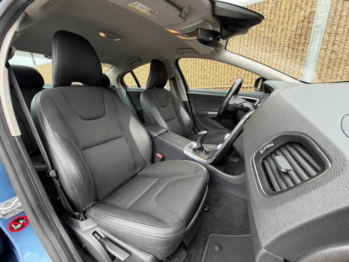 Volvo S60 Volvo S60 2.0 T4 Momentum 190pk | Navigatiesysteem | Climate & cruise control | Trekhaak & 1800KG trekgewicht | Parkeersensoren achter | Parkeersensoren achter | Lichtmetalen velgen