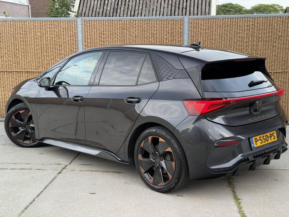 CUPRA Born CUPRA Born Adrenaline One 62 kWh Stuur en- stoelverwarming | LED verlichting | Apple CarPlay/Android Auto | Cruise control adaptief | Climate control | Parkeersensoren voor en achter | Achteruitrijcamera