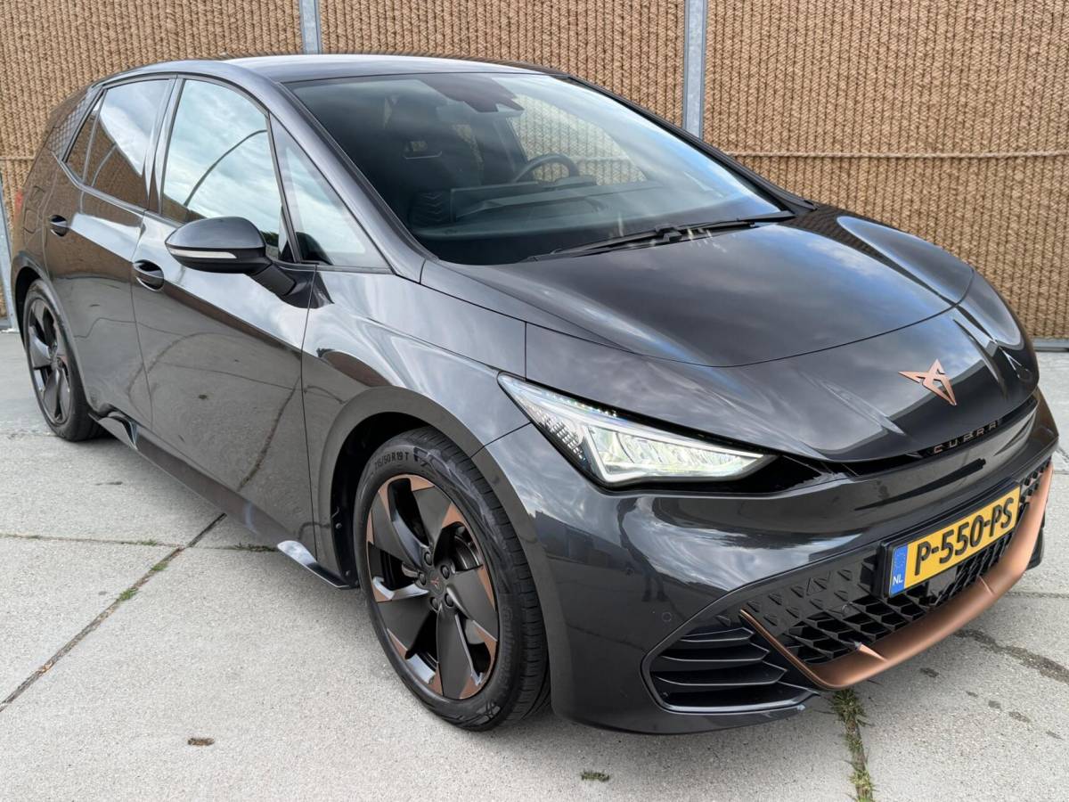 CUPRA Born CUPRA Born Adrenaline One 62 kWh Stuur en- stoelverwarming | LED verlichting | Apple CarPlay/Android Auto | Cruise control adaptief | Climate control | Parkeersensoren voor en achter | Achteruitrijcamera