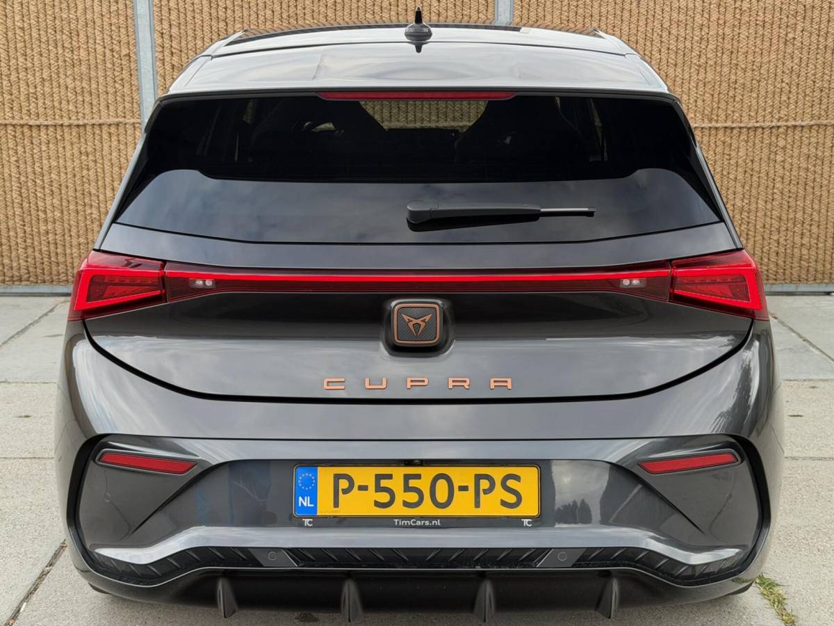 CUPRA Born CUPRA Born Adrenaline One 62 kWh Stuur en- stoelverwarming | LED verlichting | Apple CarPlay/Android Auto | Cruise control adaptief | Climate control | Parkeersensoren voor en achter | Achteruitrijcamera