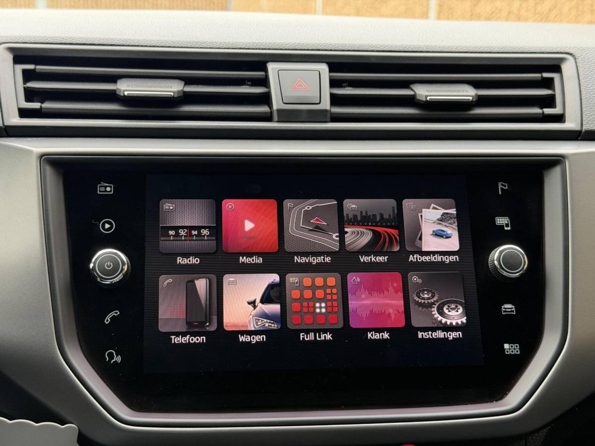 SEAT Ibiza Seat Ibiza 1.0 TSI Style Business Intense Camera | Climate & cruise control | DAB ontvanger | Elektrische ramen voor en achter | Multifunctioneel stuurwiel | Apple CarPlay | Navigatiesysteem | Parkeersensoren voor en achter