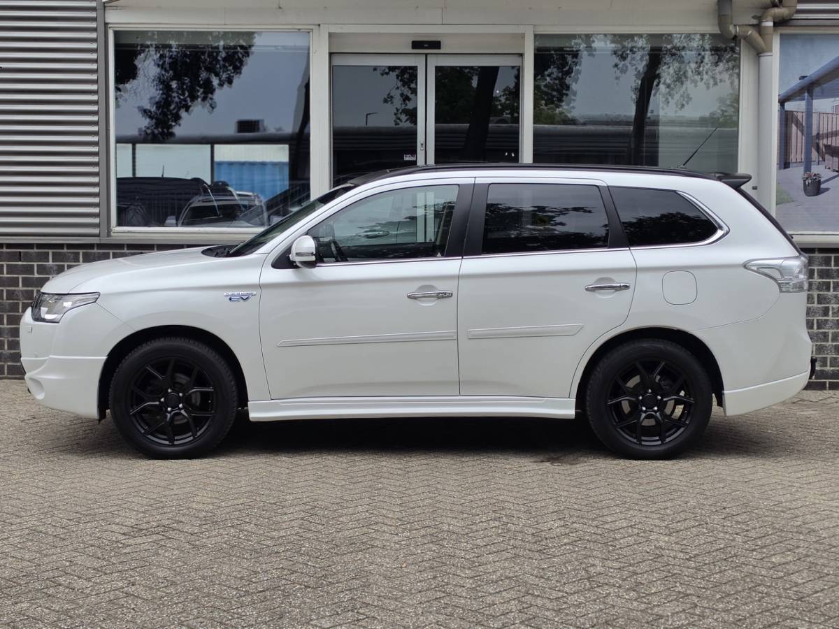 Mitsubishi Outlander Mitsubishi Outlander 2.0 PHEV Instyle+ Leder Dakraam Navi Camera