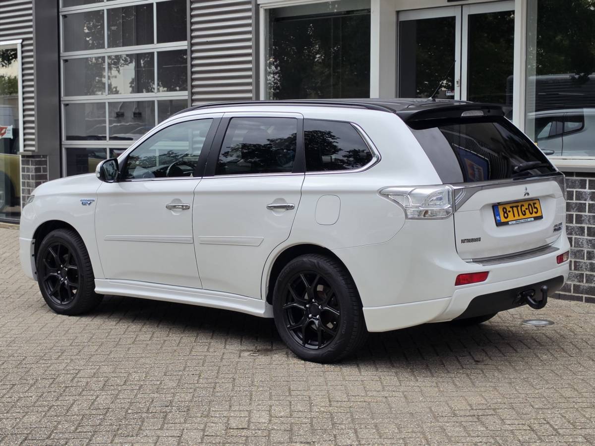Mitsubishi Outlander Mitsubishi Outlander 2.0 PHEV Instyle+ Leder Dakraam Navi Camera