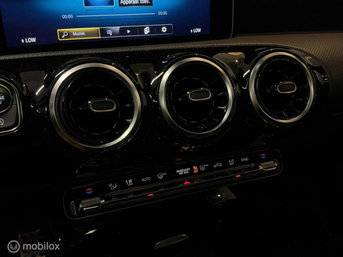 Mercedes-Benz A-Klasse Mercedes A-klasse 180 AMG Limousine Panorama/Camera/Night pakket