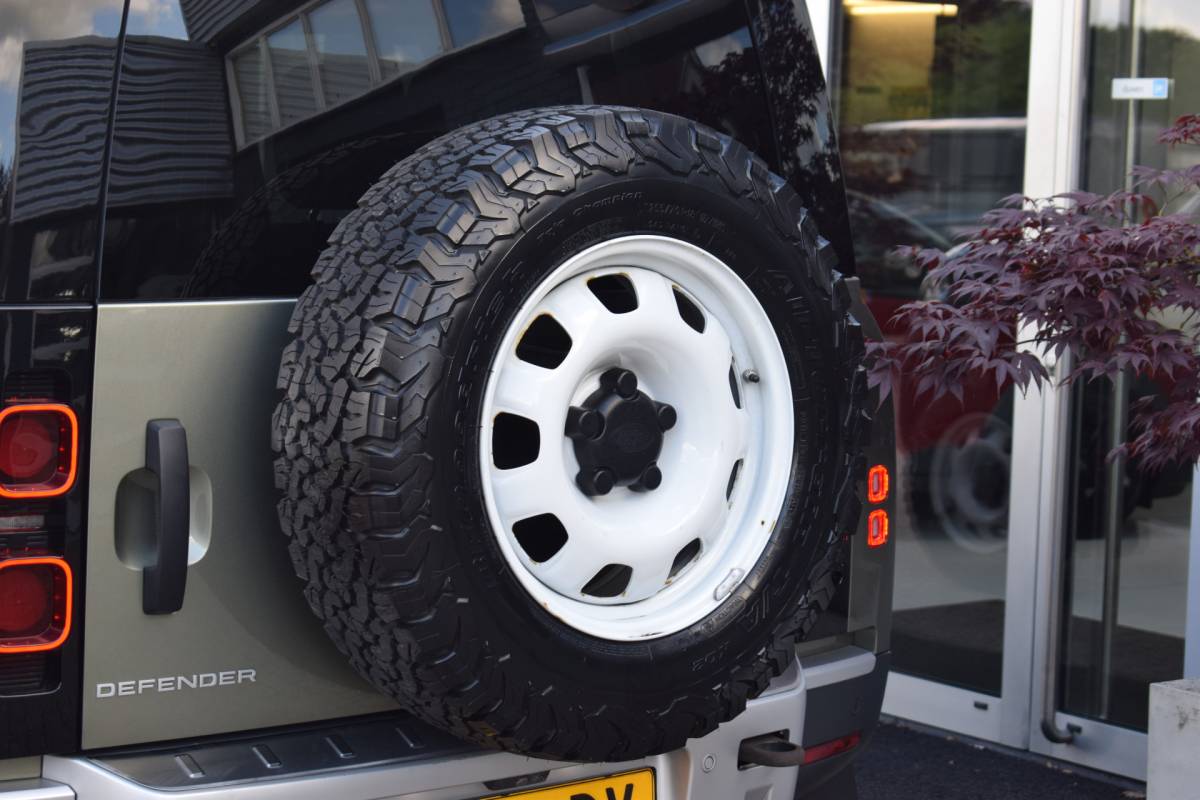 Land Rover Defender Land Rover Defender 110 2.0 P300 110 SE 7p. OrigNL 7-zits | Panodak!