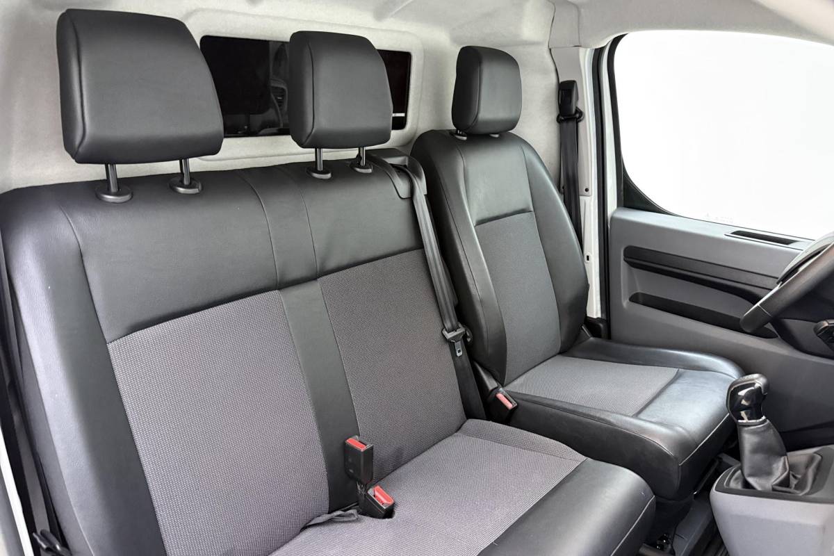 Peugeot Expert Peugeot Expert 226S 1.6 BlueHDI Premium 95 Pk | 3-Zits | Cruise Control | Airco | Laadruimte Pakket | Lage Km-Stand