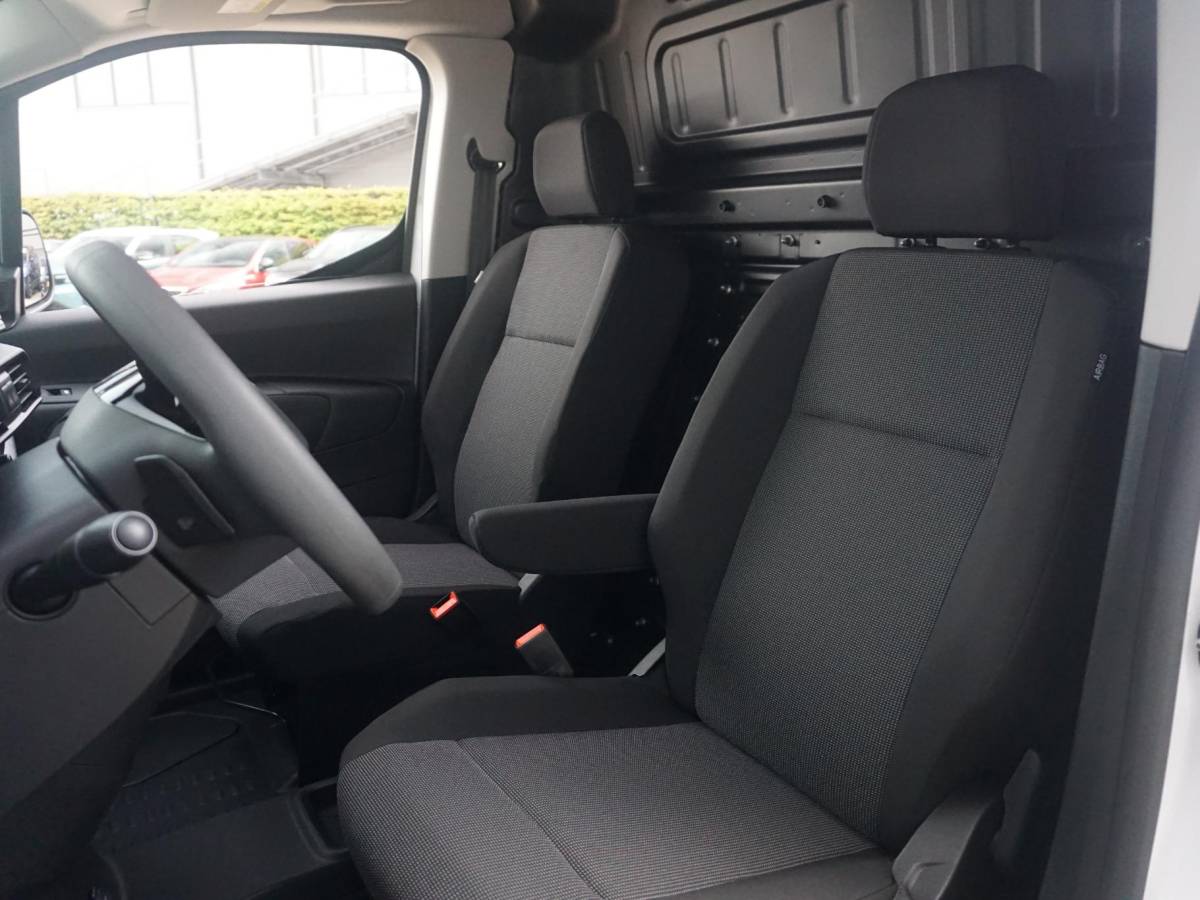 Peugeot e-Partner Peugeot e-Partner L1 50 kWh | camera | Apple Carplay/Android Auto  | laadruimtebetimmering | Comfort stoelen | rijklaarprijs