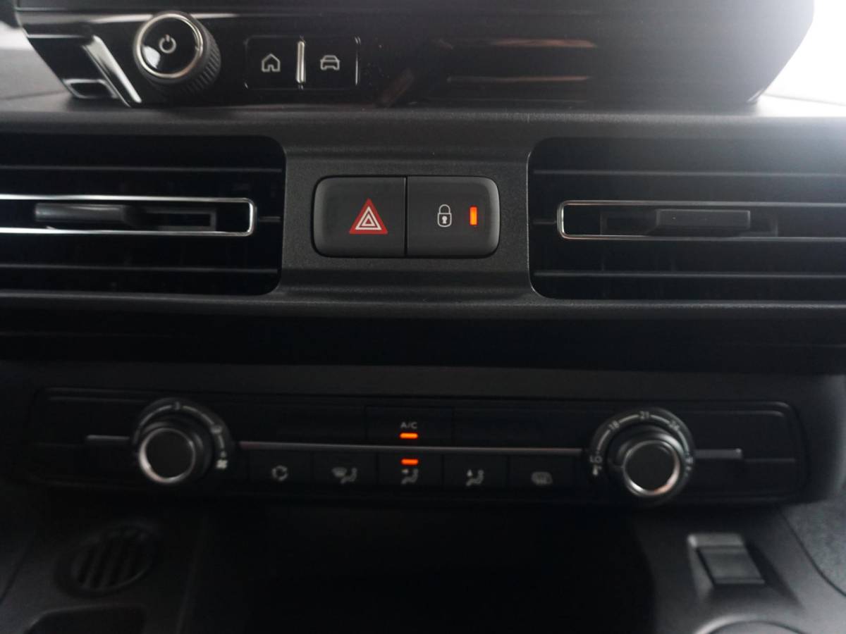 Peugeot e-Partner Peugeot e-Partner L1 50 kWh | camera | Apple Carplay/Android Auto  | laadruimtebetimmering | Comfort stoelen | rijklaarprijs