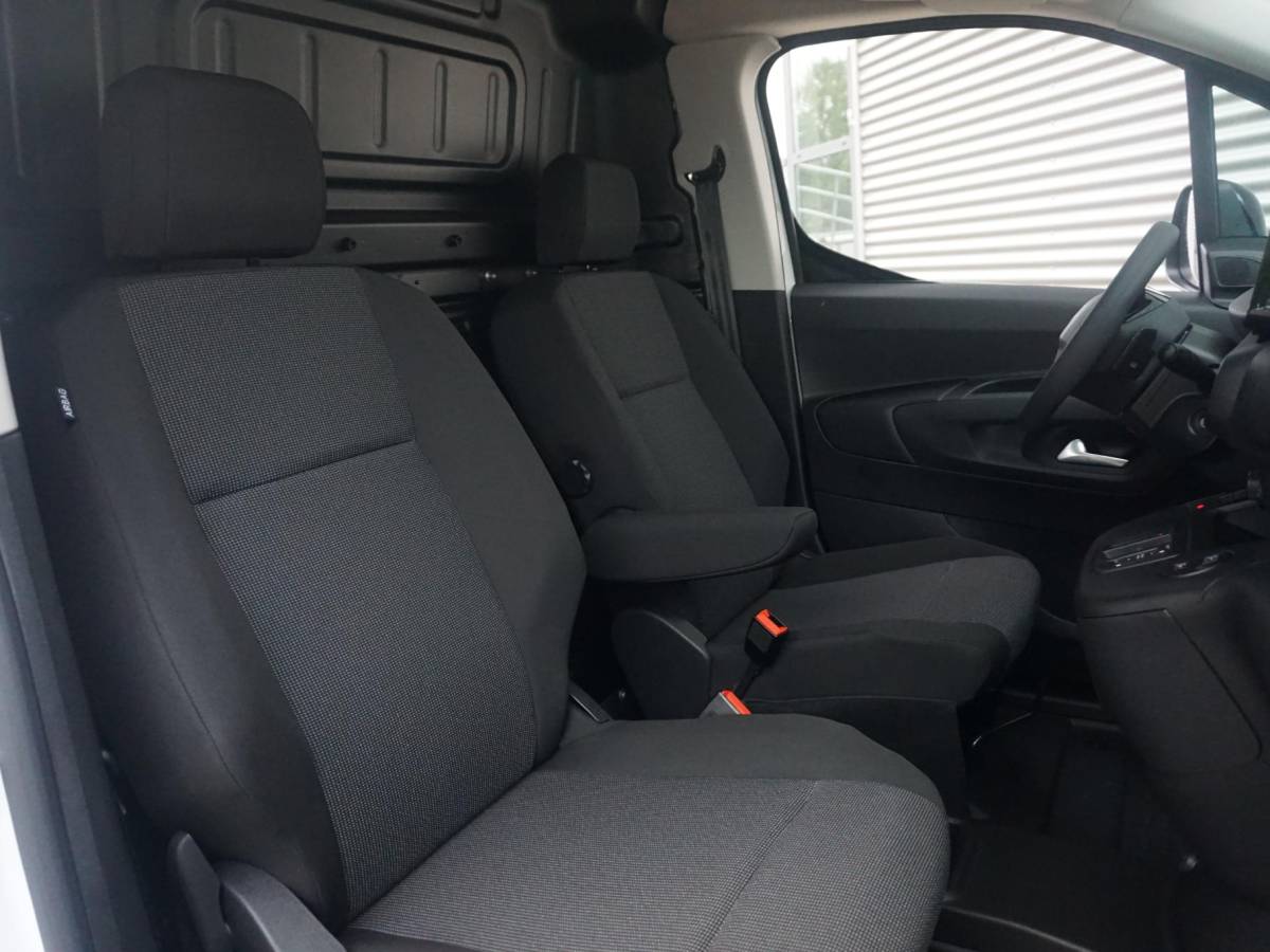 Peugeot e-Partner Peugeot e-Partner L1 50 kWh | 0% rente | camera | Apple Carplay/Android Auto  | laadruimtebetimmering | Comfort stoelen | rijklaarprijs