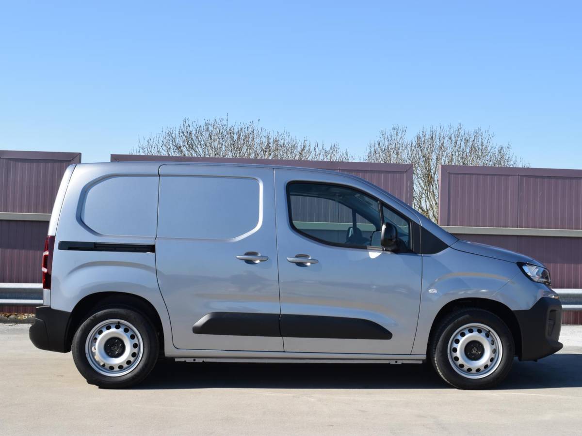 Peugeot e-Partner Peugeot e-Partner L1 50 kWh | 0% rente | camera | Apple Carplay/Android Auto  | laadruimtebetimmering | Comfort stoelen | rijklaarprijs