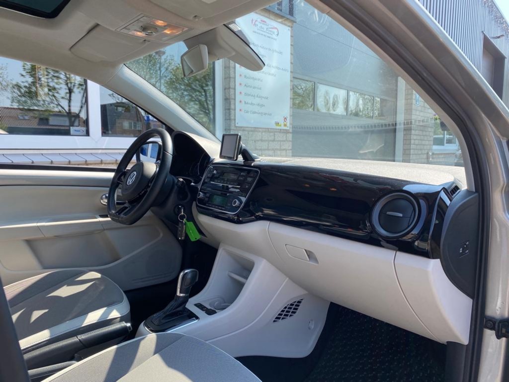 Volkswagen e-up! Volkswagen E-up E-UP! 82PK 5D / Panoramadak / Stoelverw. / Automaat!