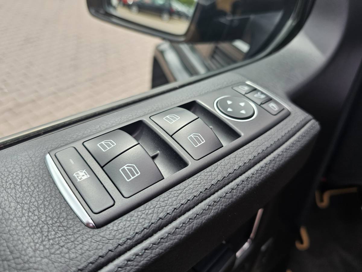 Mercedes-Benz G-Klasse Mercedes-Benz G-klasse 350 BLUETEC 211PK | Distronic | Schuif/kantel dak | Designo | Stoelverwarming/verkoeling | Stuurverw. | Trekhaak | Elek. stoelen + memory | Camera | Standverwarming | Grijs kenteken | Vol |