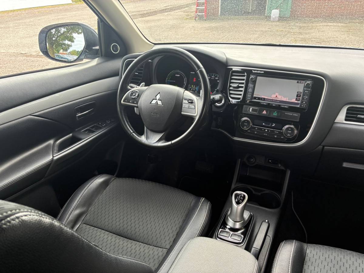 Mitsubishi Outlander Mitsubishi Outlander 2.0 PHEV Executive Edition | Half leder + Clima + Cruise nu € 9.975,-!!!